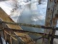 Kamienica skuta lodem ze starego mostu