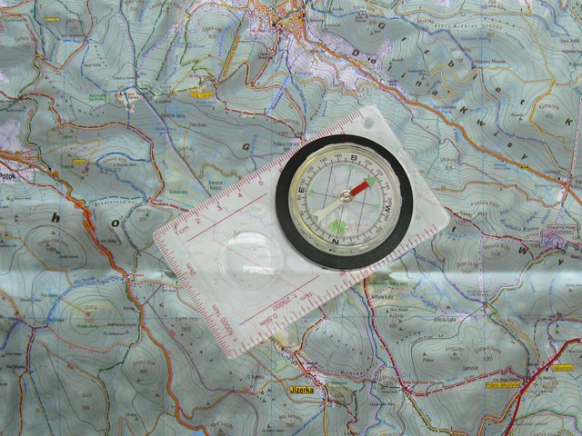 Z mapą i kompasem
