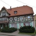 Niezwykej urody architektura tego budynku niestety znika w liszajach i pstrokacinie farb