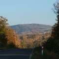Grski krajobraz Granicznego Wierchu i Jasnej Gry z drogi gminnej Bogatynia - Sieniawka (fot. A. Lipin)