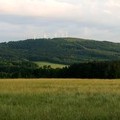Lys vrch z pnocnego wschodu. Po prawej wida powstajc wie widokow w Herzmanicach(fot. A. Lipin)